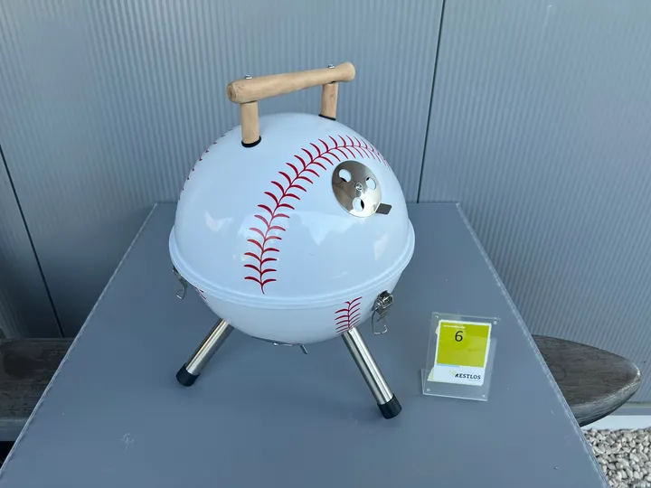 Kugelgrill im Baseball-Design / Holzkohlegrill
